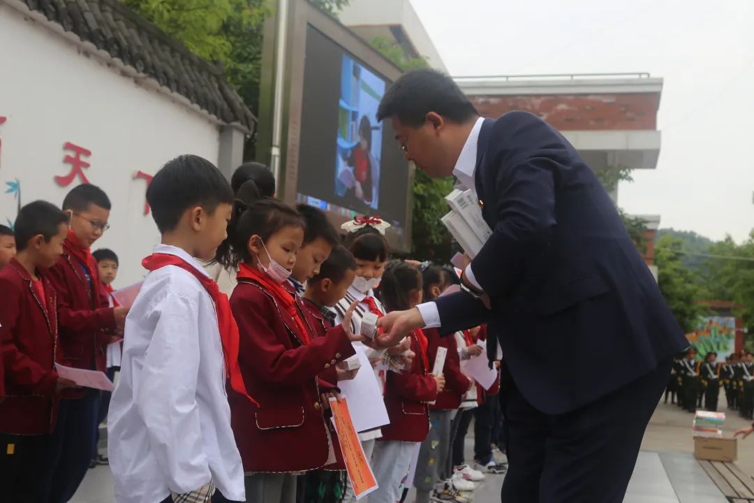 关注食品安全，争做健康少年｜合江小学举行第十四周主题升旗仪式
