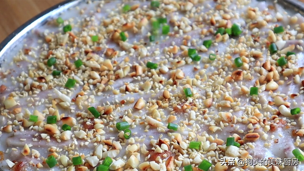 吃芋头的季节，我家经常这样做，咸香软糯做法简单，一大盘都吃光