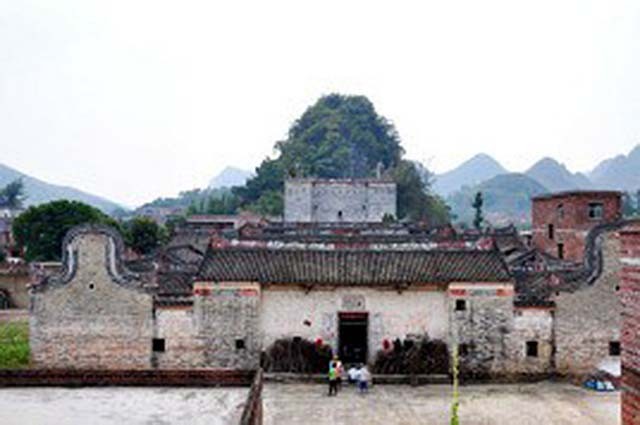 05年审判陈毅锋时欲抹黑执法部门，声称遭受私刑：被吊了15个小时