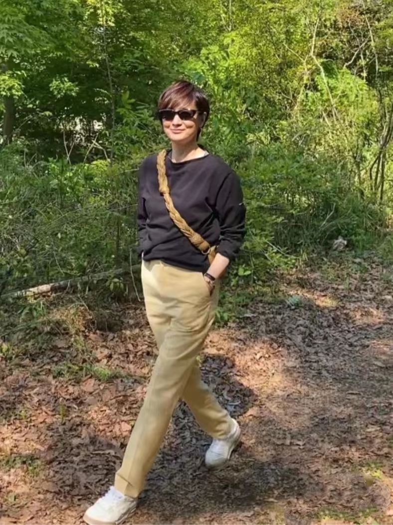 别让“大妈装”毁掉好气质，学这位50+优雅妈妈，简约自然又大方