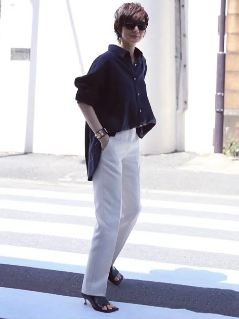 别让“大妈装”毁掉好气质，学这位50+优雅妈妈，简约自然又大方