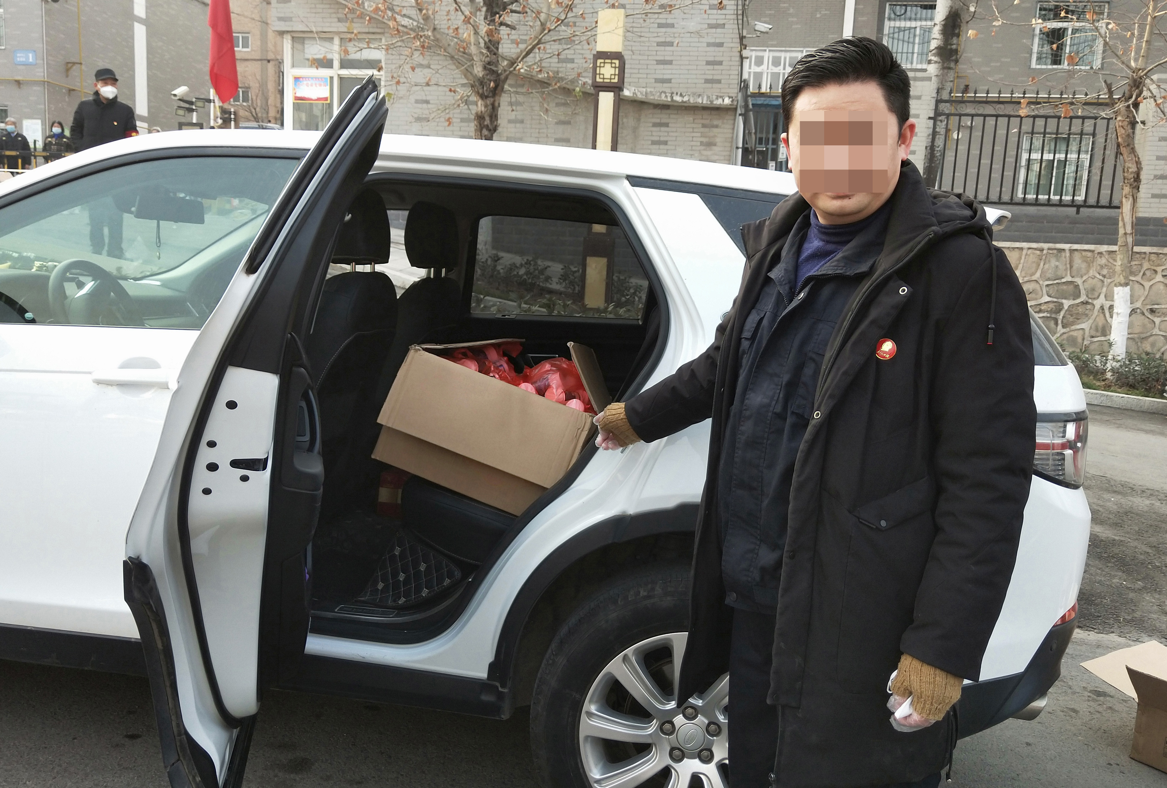 西安临潼公安：民警现场查获一名销售“三无”保健品男子