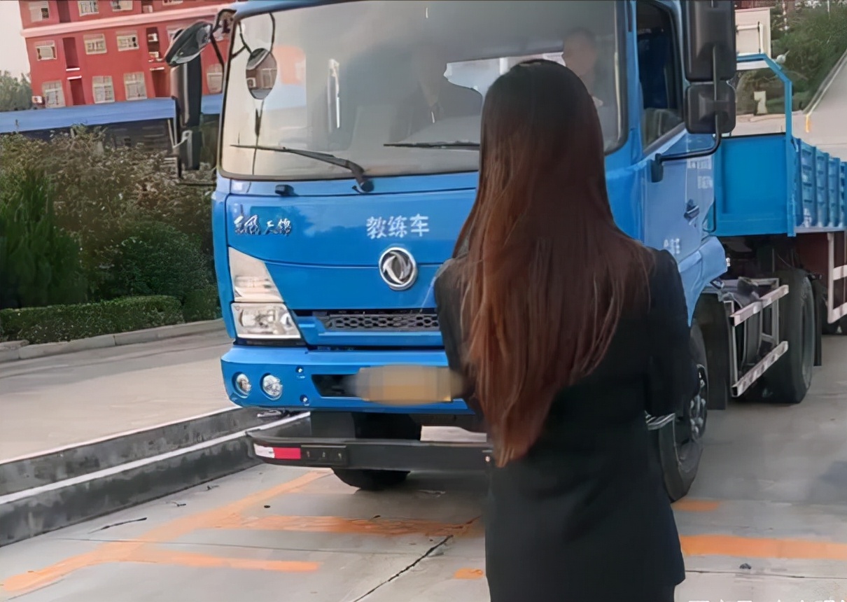 “网红”艾小雨：女大学生直播遇45岁大叔，4个月后两人发生关系