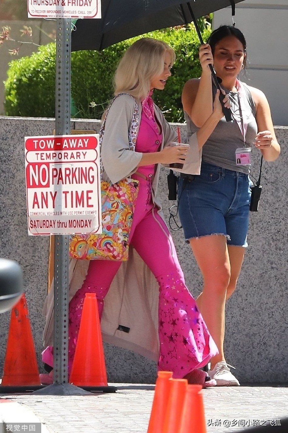 玛格特·罗比新片《芭比》片场花絮曝光 粉衣造型个性惹眼