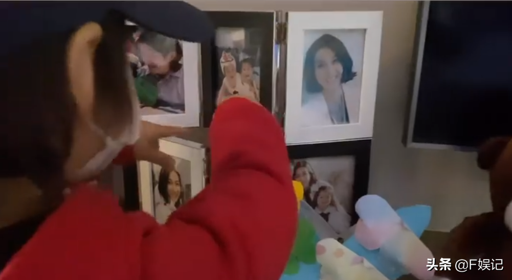 竞争视后？钟嘉欣有儿子相陪返港很开心 儿子亲吻其脸颊显甜蜜