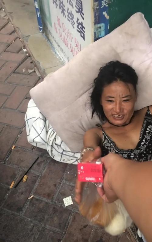 纪实:流浪女夹着香烟霸气十足,曾是夜场大姐大,失业后沉迷赌博