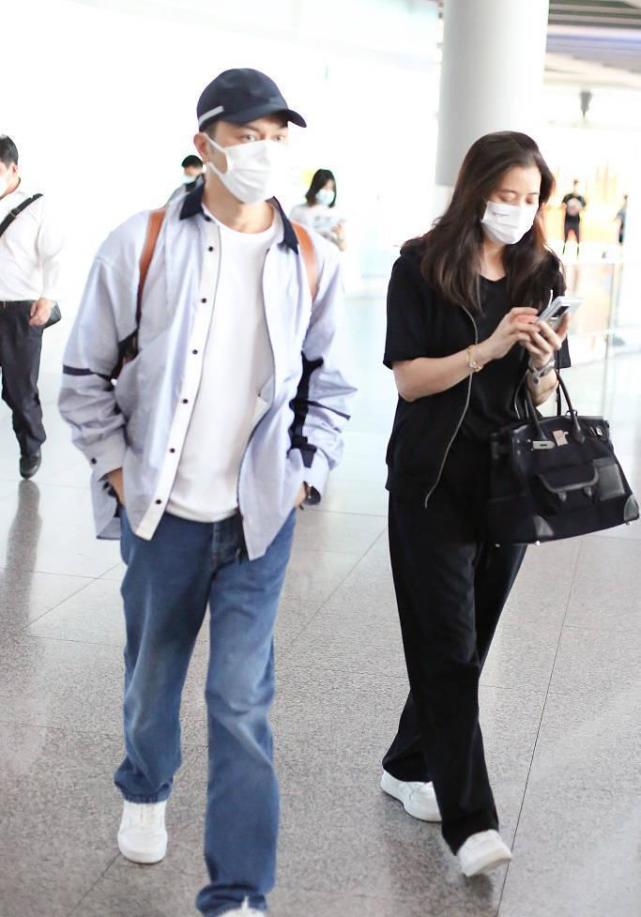 袁咏仪张智霖不愧是“神仙眷侣”，穿牛仔外套走机场，低调又大气