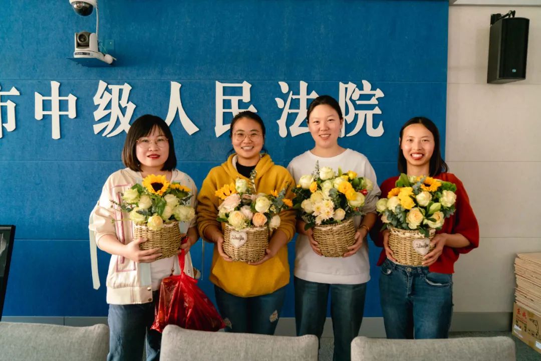【身边榜样】致敬“铿锵玫瑰”