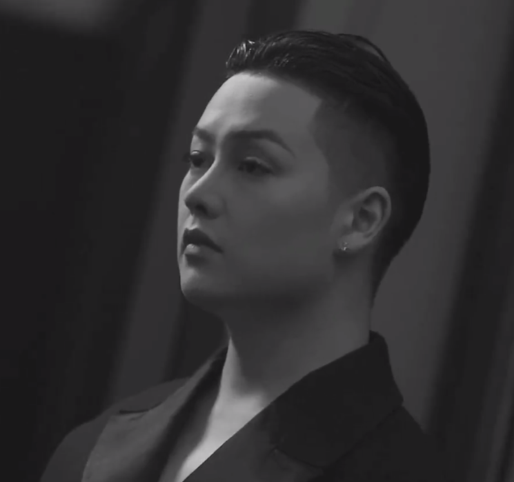 柏公子：雌雄难辨引争议，炫富出圈吸粉百万，背后老爷竟是秦奋？