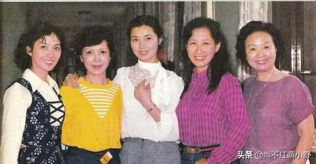30年后，再看龚雪的造型，才明白女人从容“不扮嫩”老去是真美