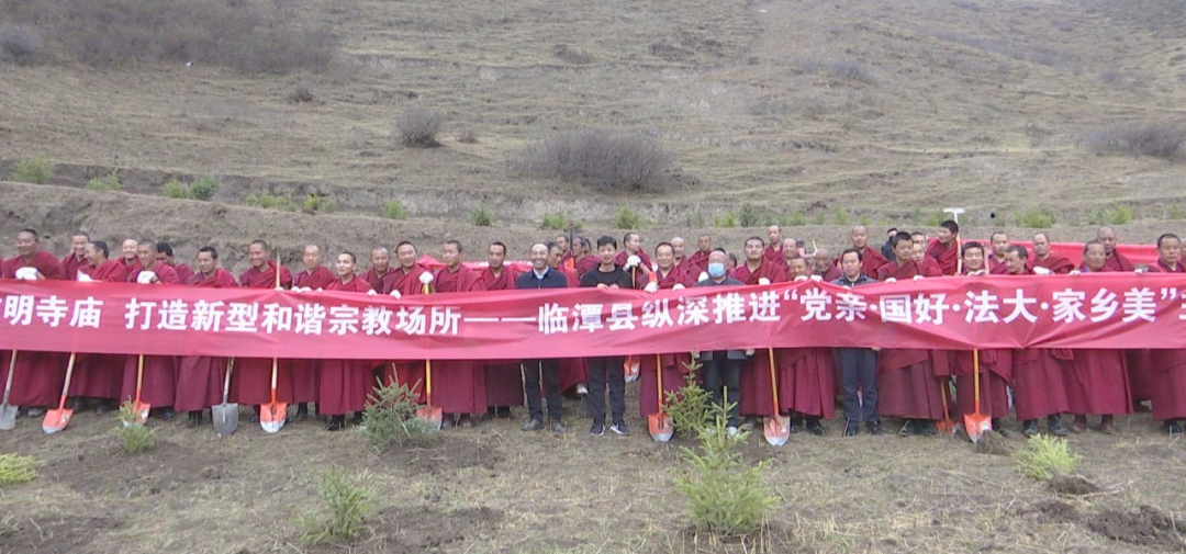 州委统战部在术布乡江可寺开展“绿色寺庙 美丽家园”植树活动