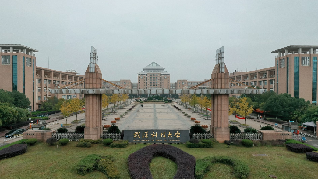 2006年，武汉一大学校长敛财数百万藏床下，工作人员清点了4小时