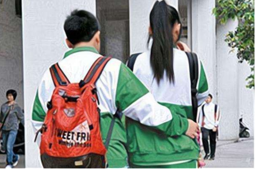 为防止中学生早恋，校长设计出一款“特殊校服”，真是用心良苦