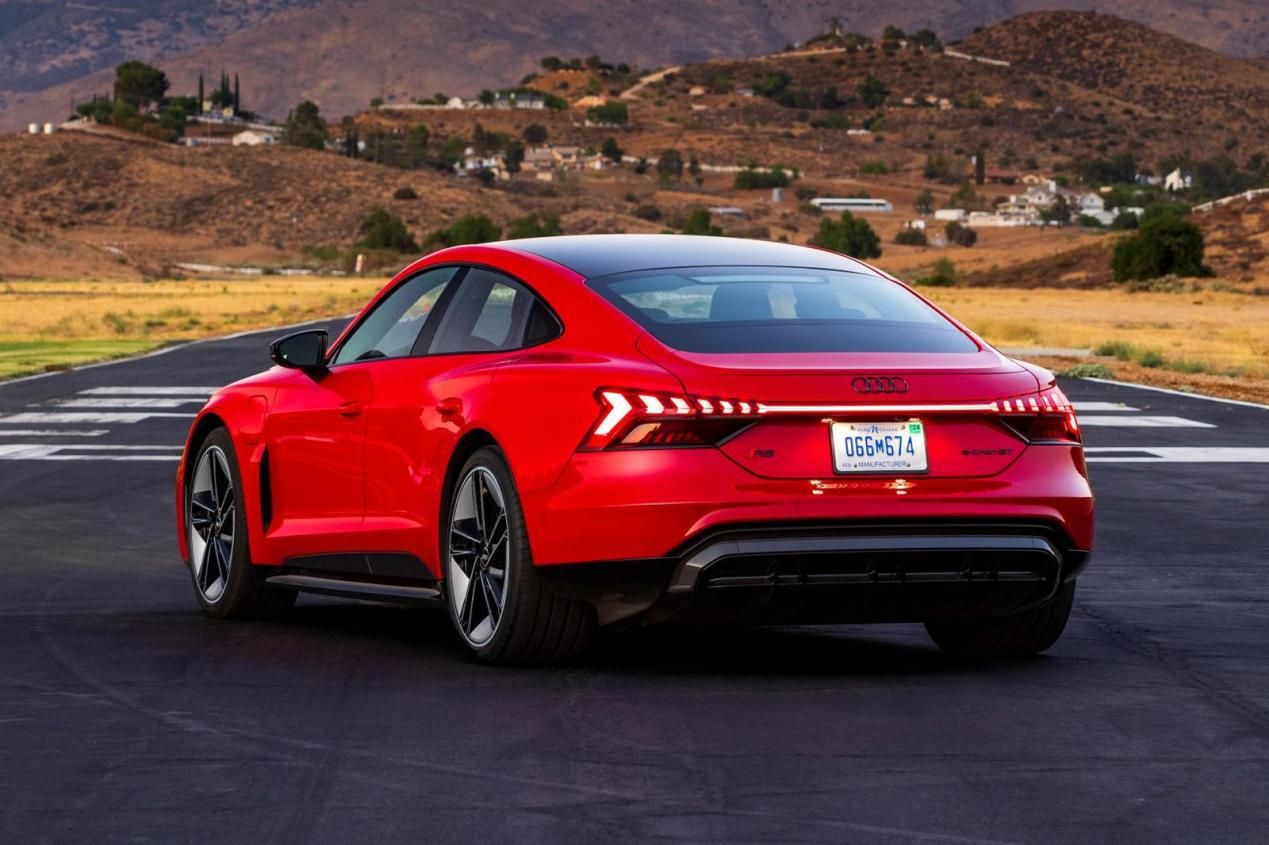 谁是电动时代性能王，奥迪RS e-tron GT PK 特斯拉Model S Plaid