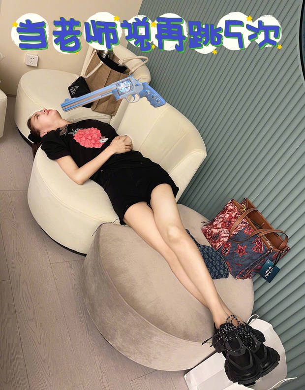 张歆艺分享《浪姐3》排练合照 郑秀妍张俪卖萌搞怪可爱