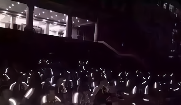 为防止中学生早恋，校长设计出一款“特殊校服”，真是用心良苦