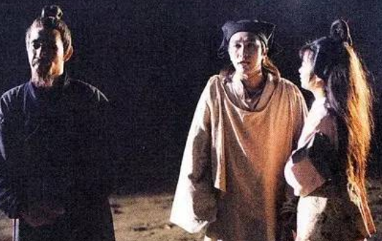 80年代参演20部剧，在TVB他跑了10年龙套，离开后夺得7次影帝提名