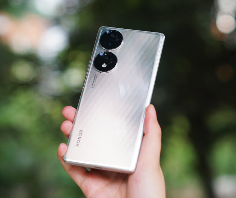 都搭载骁龙778G，看完realmeQ3s和荣耀70的价格，我陷入了沉默