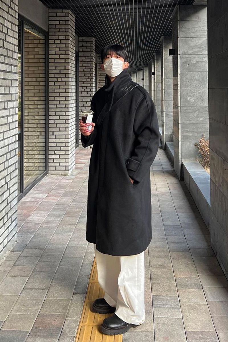 过膝大衣+宽裤，很有气场的一种搭配，但矮个子不建议这样穿