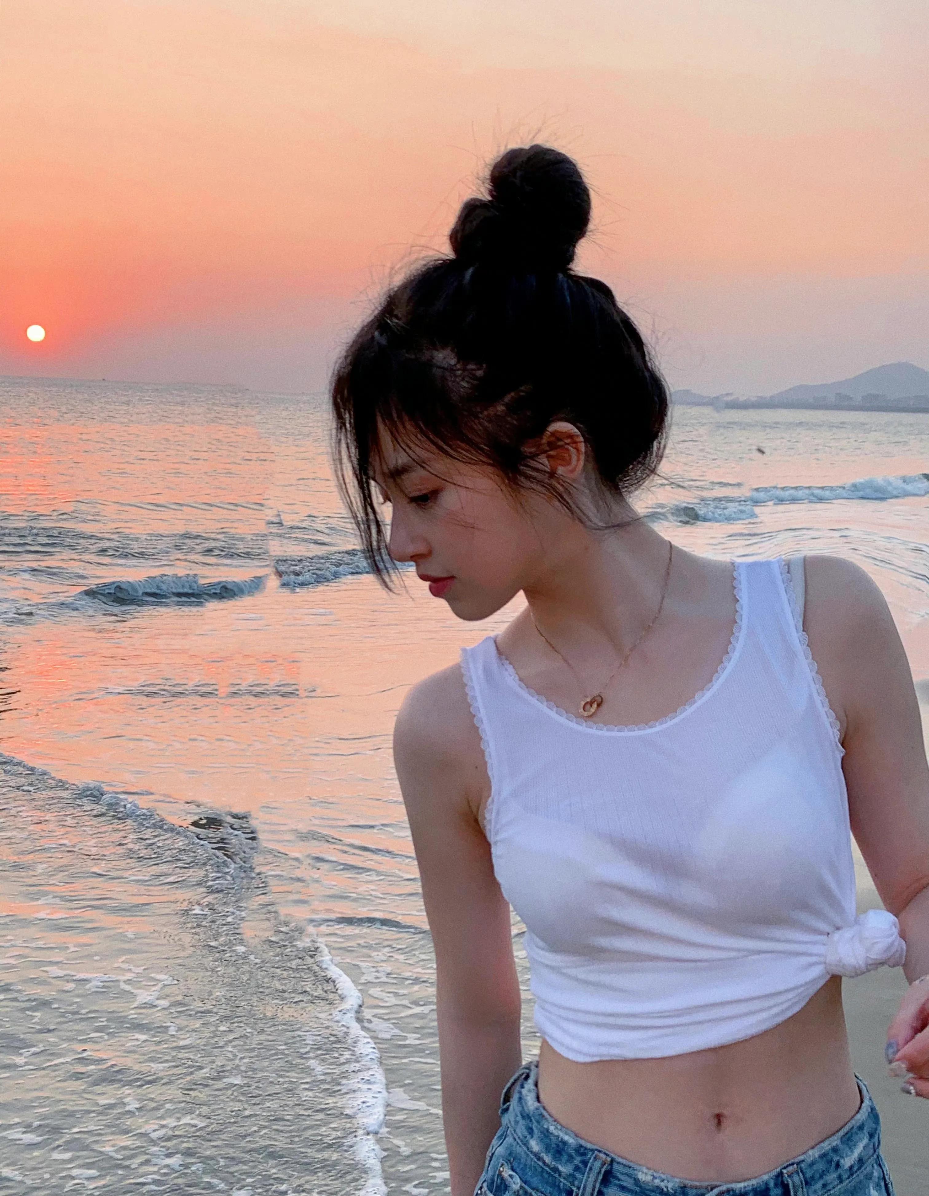 颜值控精选系列——甜妹爱笑的严屹南小姐姐海边随拍花絮
