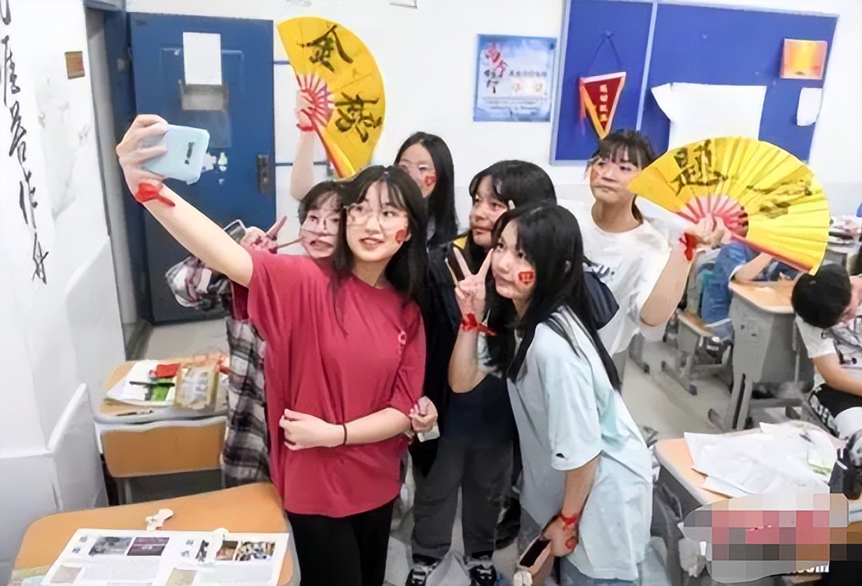 高中生满分“黑板报”火了，隔壁班慕名而来，老师看完舍不得擦