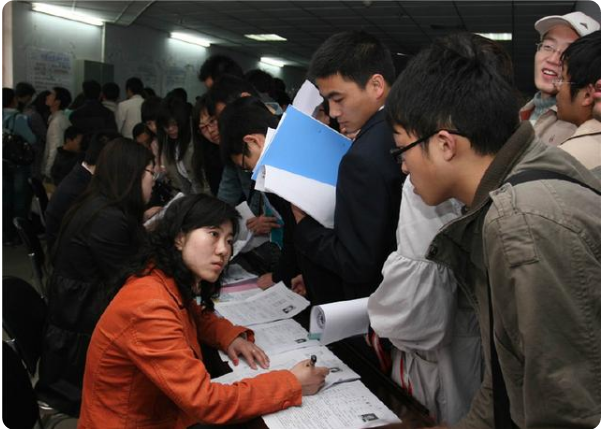 大学生就业率出现下降的3所985，就业压力大，名校毕业生也一样