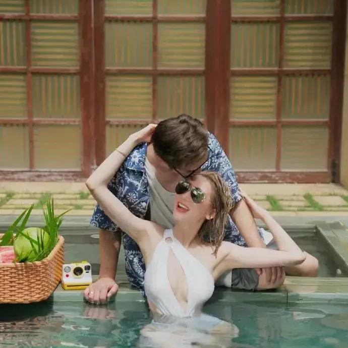 蒋丽莎与陈结婚11周年时拍照留念，并身着泳衣展现出良好的身材