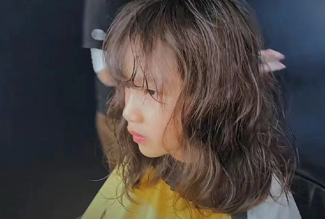 黄磊夫妇太开明了！带8岁女儿去烫发，妹妹秀新发型比多多还臭美