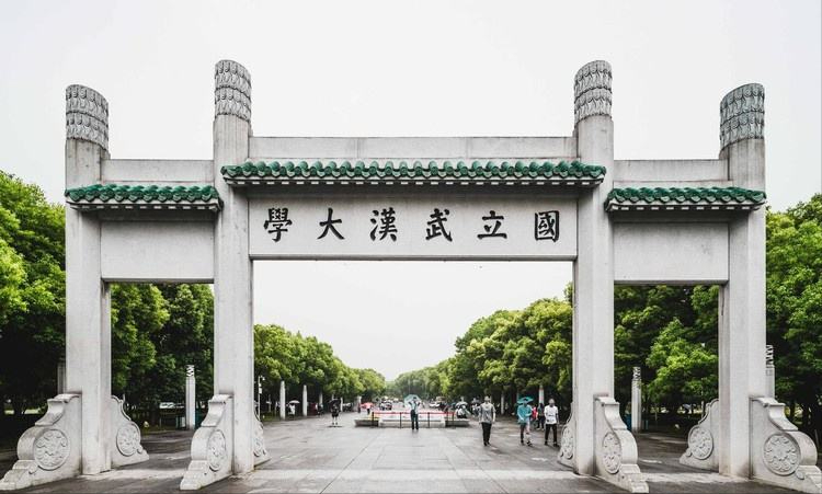 2009年，上海女硕士带母求学被拒自杀，校方回应：可赔偿，不道歉