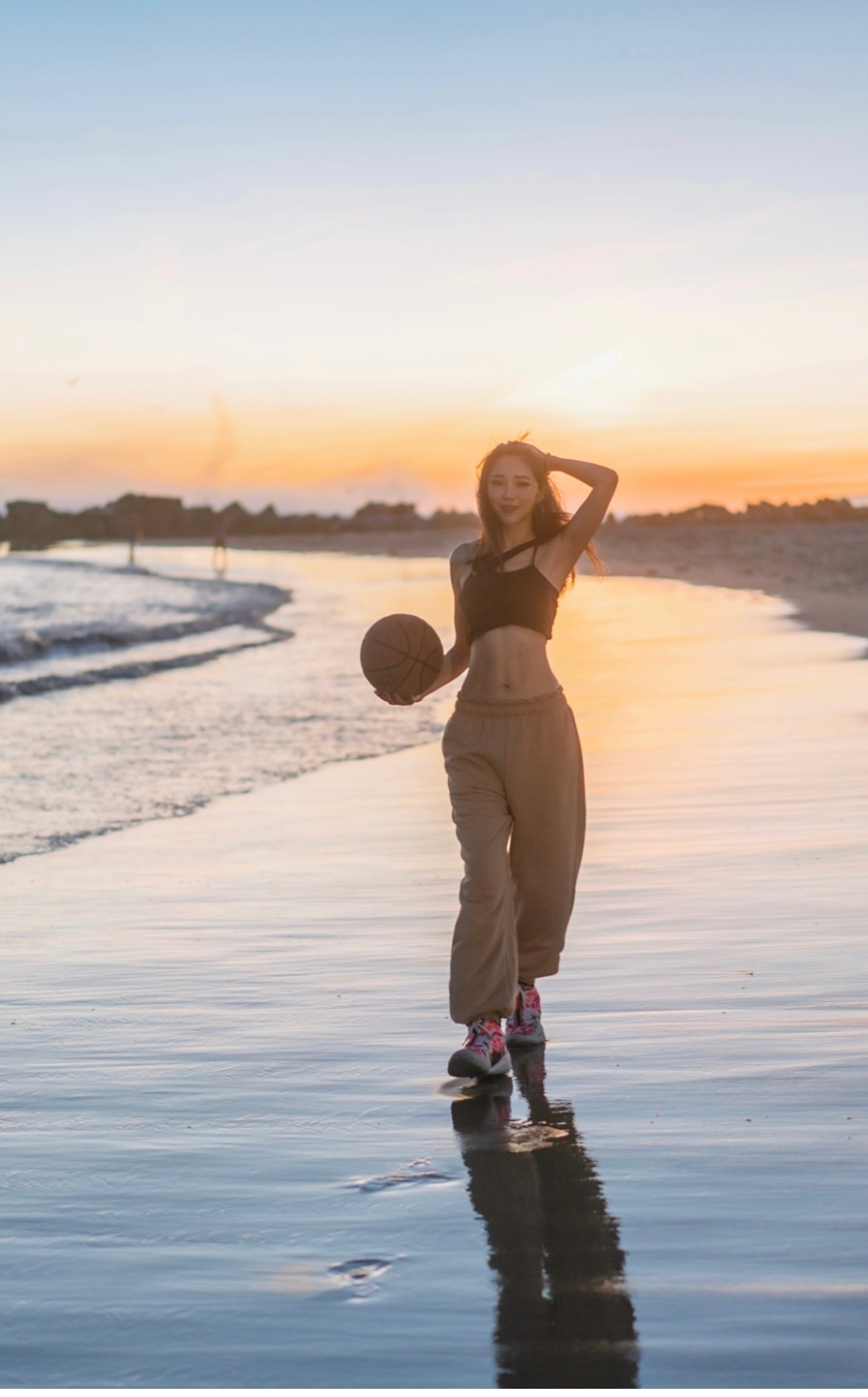 nba美女记者都有哪些(爱上跳舞！NBA美女记者周玲安穿白衣短裙出镜：运动是最好的医美)