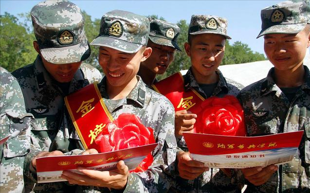 现在大学生当兵考上军校的概率大吗？成为军官都有哪些途径？