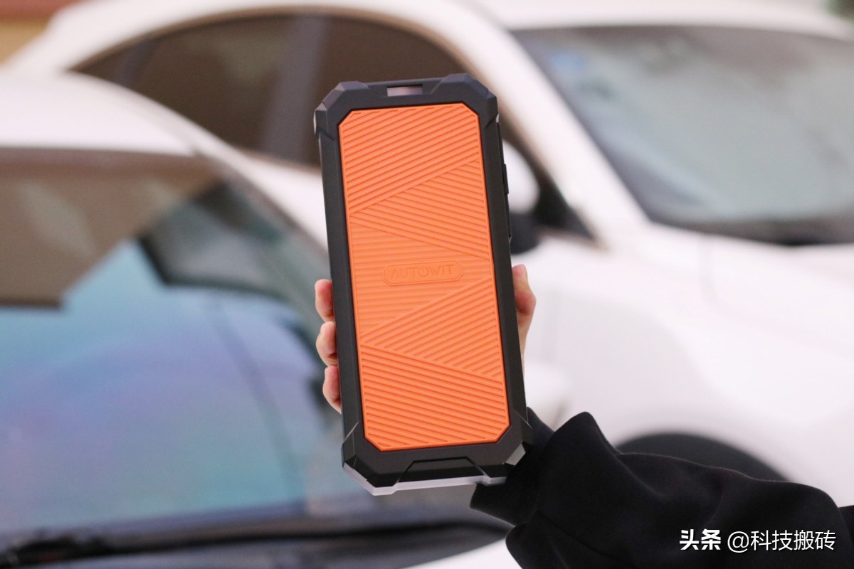 不用充电就能给汽车打火？Autowit超级电容启动电源评测