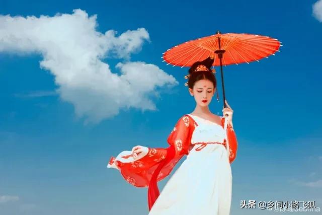 陈瑶晒古风美照庆出道七周年 高发髻眉间点花钿梦回飞鸾