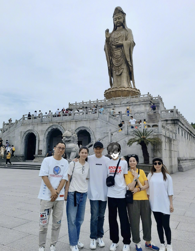 张智霖儿子晒撸猫日常，魔童眼神温柔颜值高，费曼留言梦幻联动