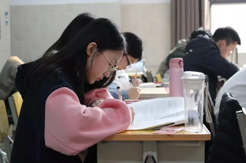 高三学生的坏消息，2022或成“高考最难年”，部分学生无缘本科