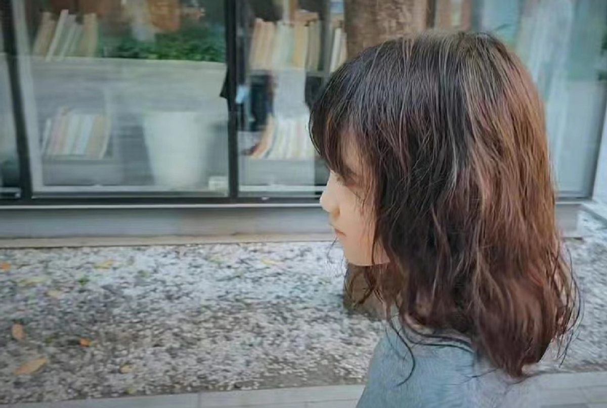 黄磊夫妇太开明了！带8岁女儿去烫发，妹妹秀新发型比多多还臭美