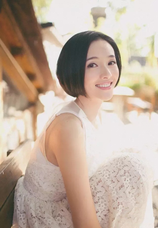 国内最早歌舞组合主唱，出演《火蓝刀锋》走红，百变多面个性女神