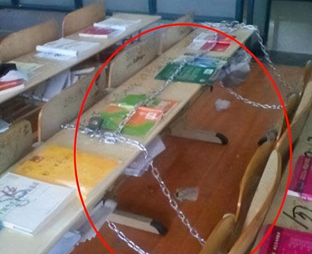 一张清华教室实拍图流出，“内卷严重”谁的错？被嘲高学历低素质