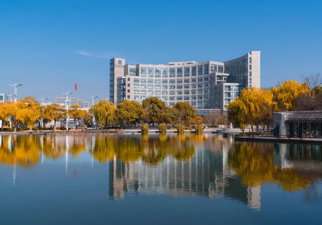 杭师大的马云雕像被拆扔垃圾堆？校方对此回复，3地学生也停课？