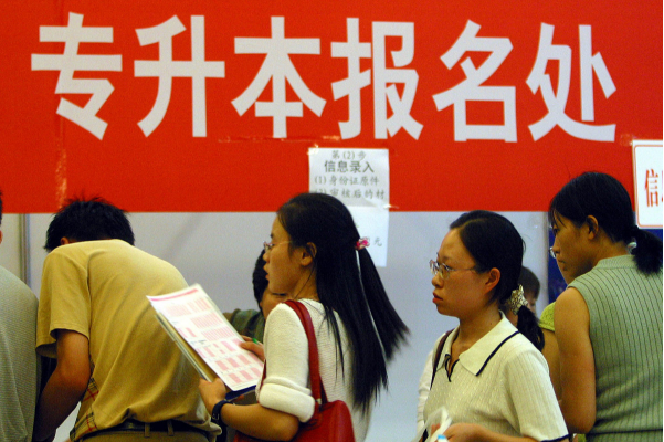 男生刻苦“专升本”反被室友吐槽，你做梦考清华，别耽误我睡觉