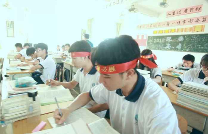 新高考下，选科十分关键，学生要选对科目以免影响专业报考