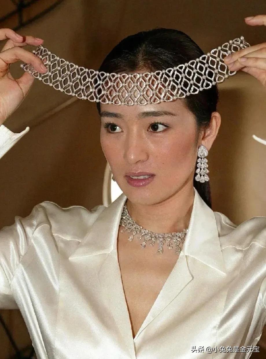 所以巩俐的脸跟邱淑贞一样是扑克脸大小