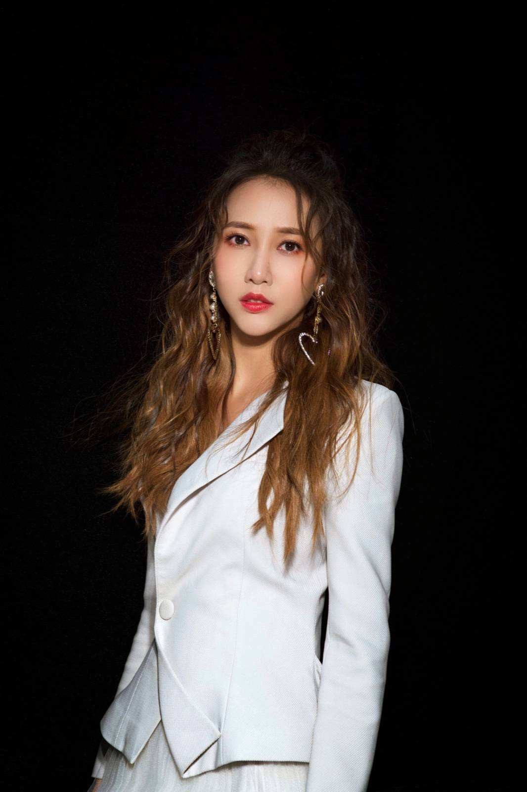 有一种“情商洼地”叫做弦子，19岁出道歌比人红，不会说话是硬伤