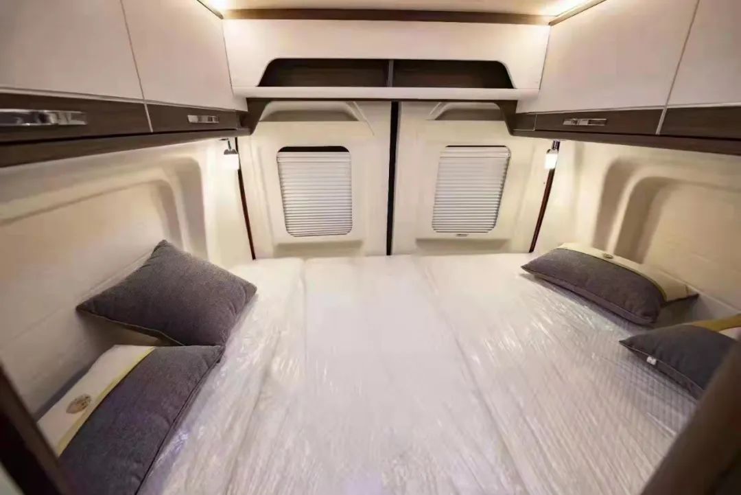 「嘉迪名车」B型房车的天花板并且带超大天窗——瑞弗启界R600