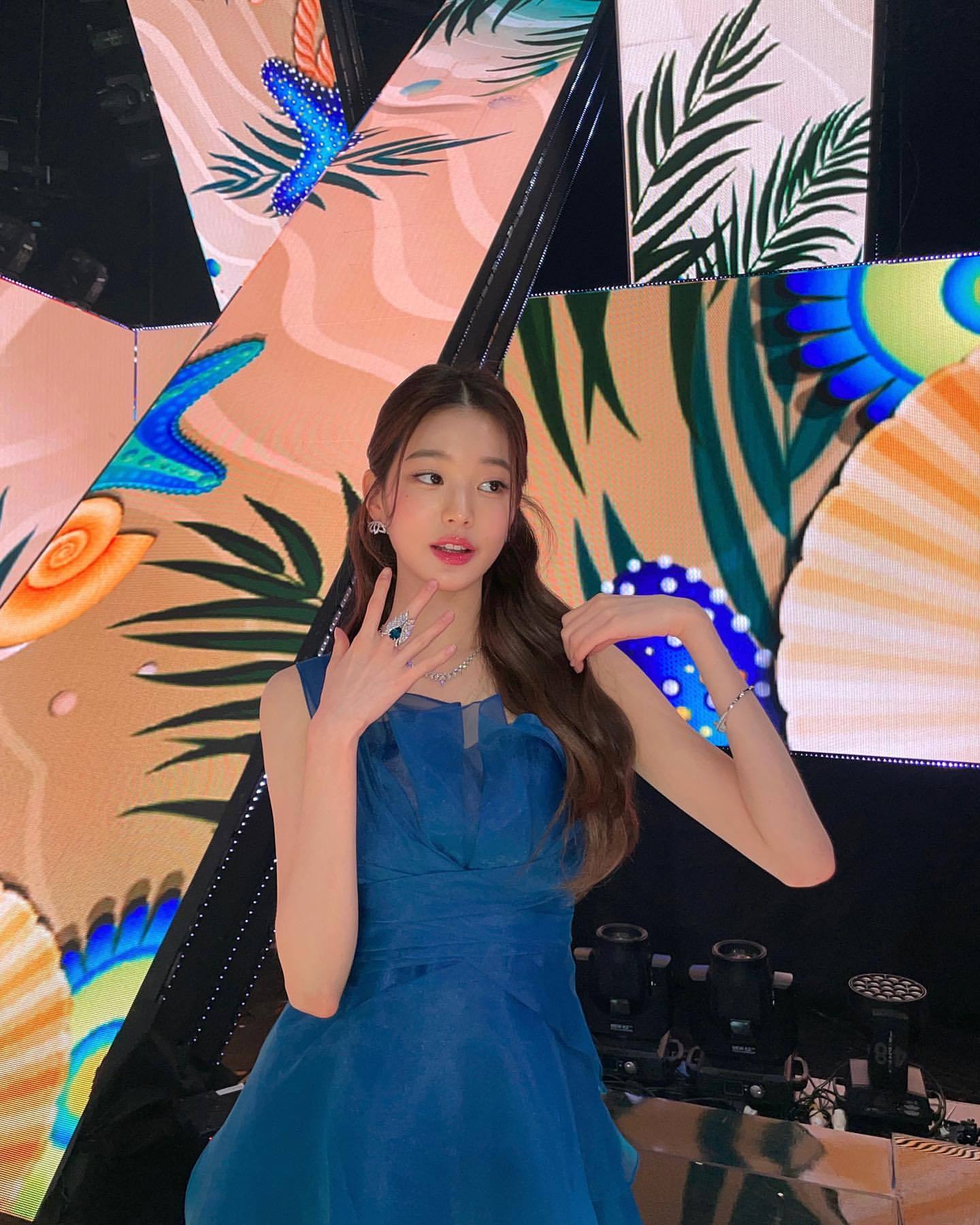 18岁8头身美女张元英晒美照修长四肢小脸型芭比娃娃般美貌