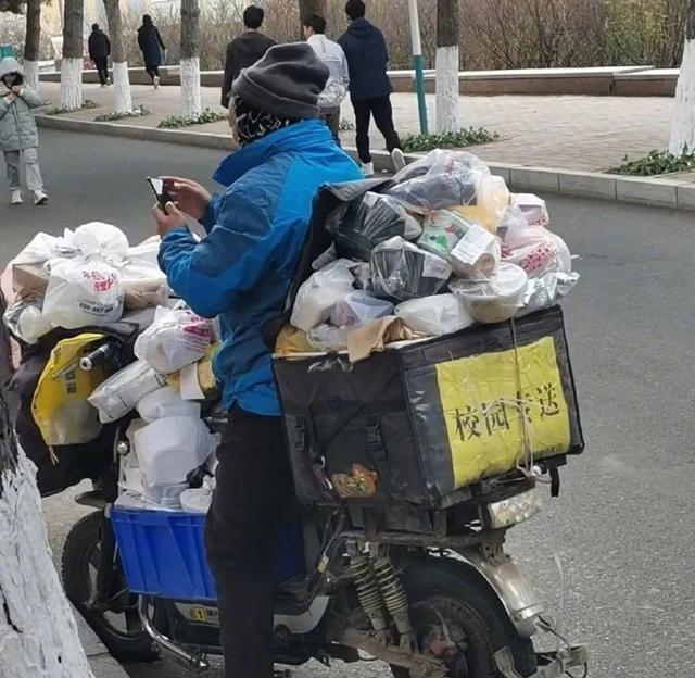 女大学生辱骂外卖员：我是顾客，就是上帝。大学生的素质哪里去了