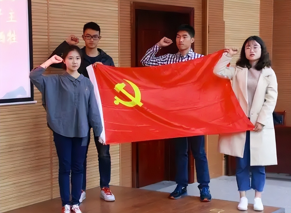 大学生入党谁有“决定权”？并非是辅导员，大四学长告诉你真相