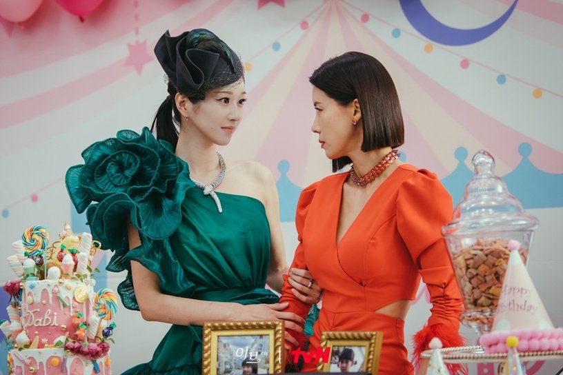 《安娜》秀智婚纱美翻，《夏娃》徐睿知这套被吐槽「像蚕蛹」