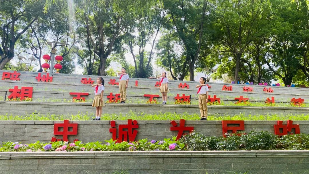 余泊言、李美萱、赵泽睿、田雨萌拍摄《向党看齐》献给伟大祖国