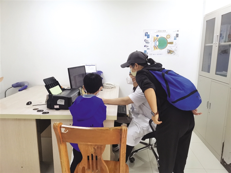 「非常职业」为患者跑腿，帮忙挂号、缴费、取药…… 走近陪诊员